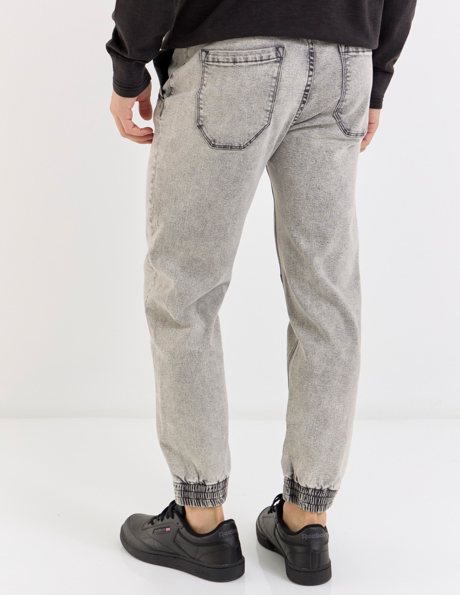 Jeans jogger slim deslavado para hombre 5